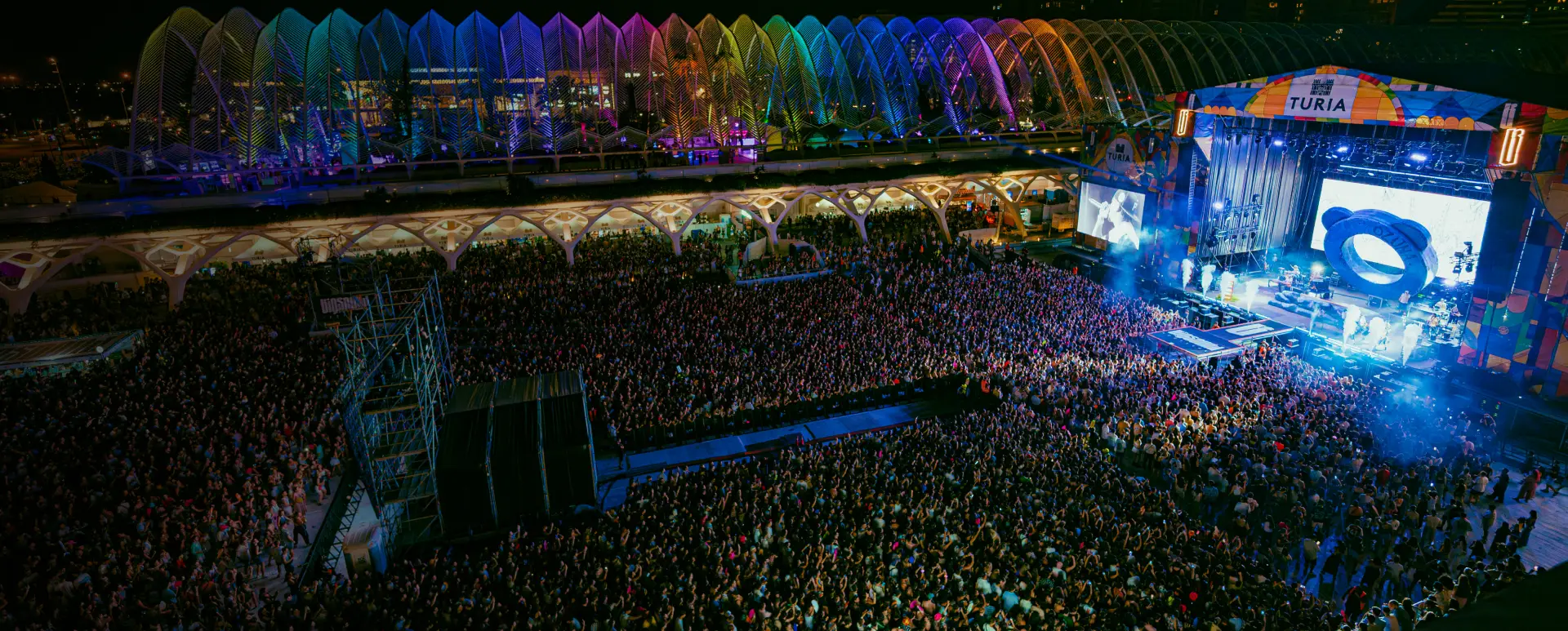 Promotor de eventos consultando datos de asistentes en su ordenador